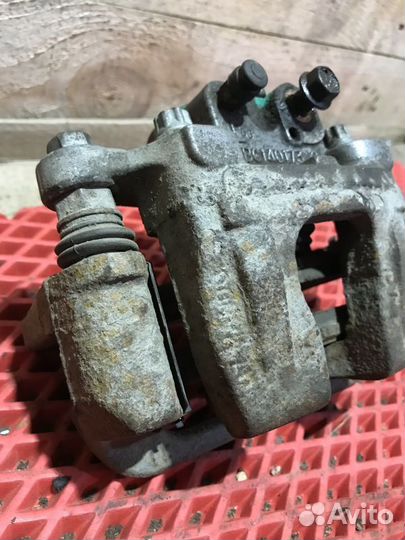 Суппорт тормозной задний левый Kia Quoris