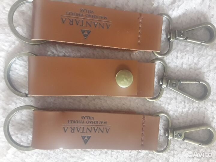 Фирменный кожаный брелок