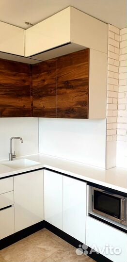 Кухня с черным цоколем на заказ