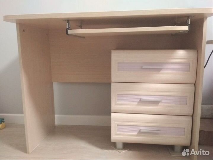 Компьютерный стол с тумбой