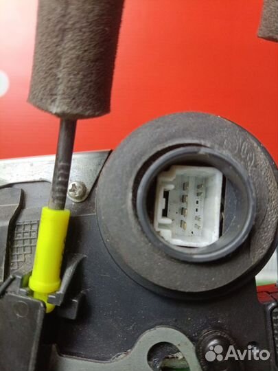 Замок двери передней левой Toyota RAV4 CA40