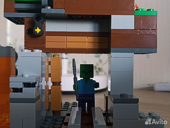 Lego minecraft горная пещера