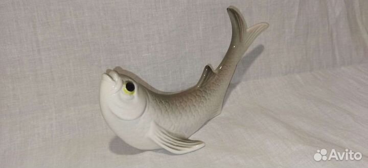 Фарфоровая статуэтка рыбы