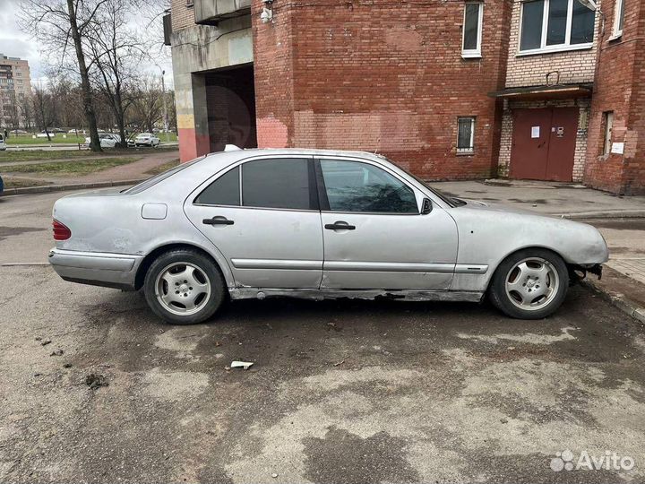 Mercedes-Benz E-класс 2.4 AT, 1998, битый, 350 000 км