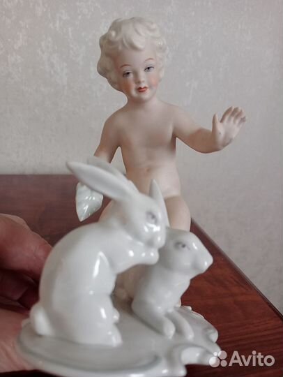 Винтажная статуэтка Путти с кроликами