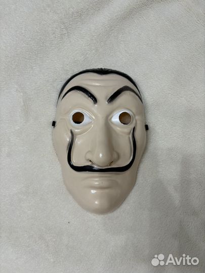 Маска Сальвадора Дали. Бумажный дом