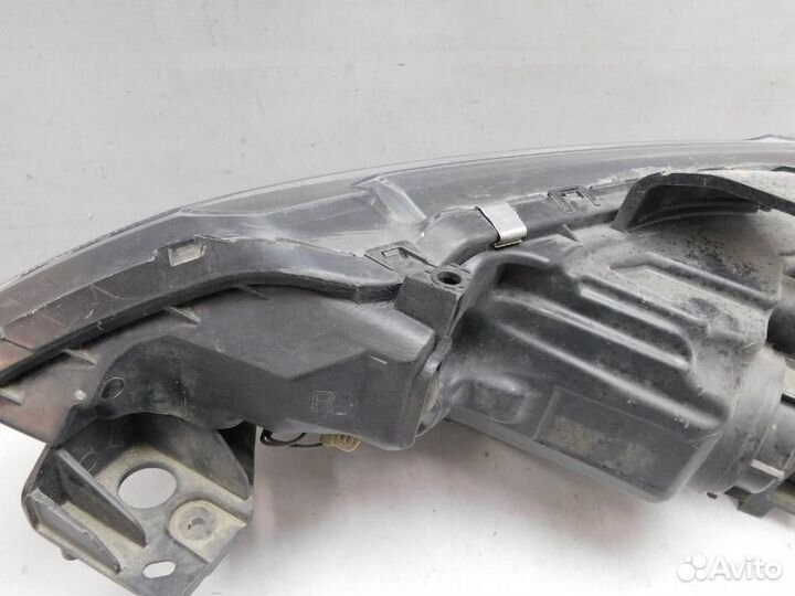 Фара правая Mitsubishi Outlander