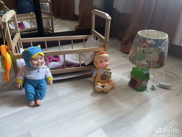 Кроватка,куклы новые и лампа
