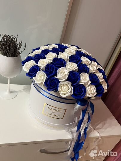 Букет 81 и 101 синие и белые мыльные розы