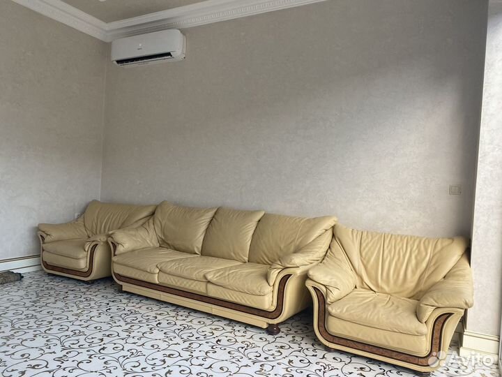 Кожаный диван на дубе