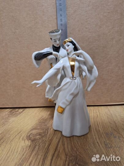 Лизгинка фарфор статуэтка СССР советская