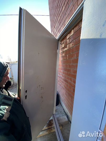 Металлическая дверь бу 210/130/11