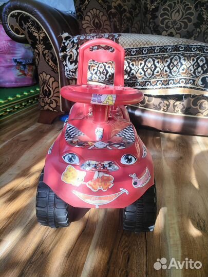 Машинка-каталка (толокар)