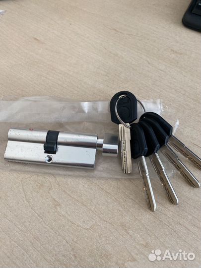 Замок личинка с ключами