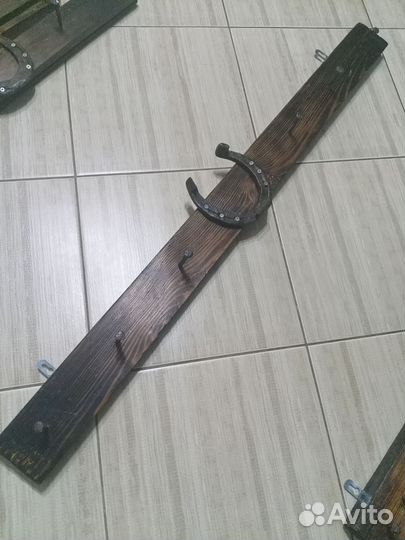 Настенная вешалка из дерева и старинной ковки