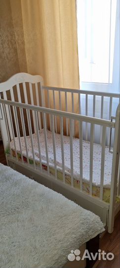 Детская кроватка с маятником