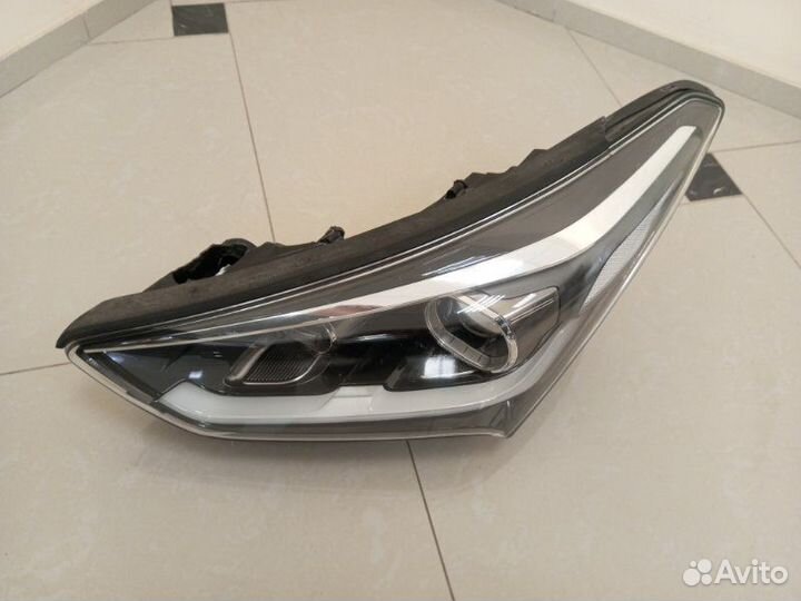 Фара ксеноновая передняя левая Hyundai Grand Santa