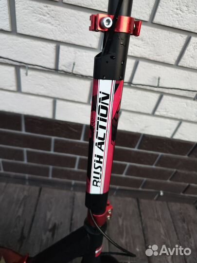 Современный двухколесный самокат rush action