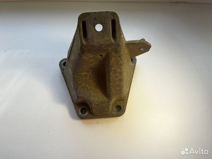 Правый кронштейн двигателя А6 С5