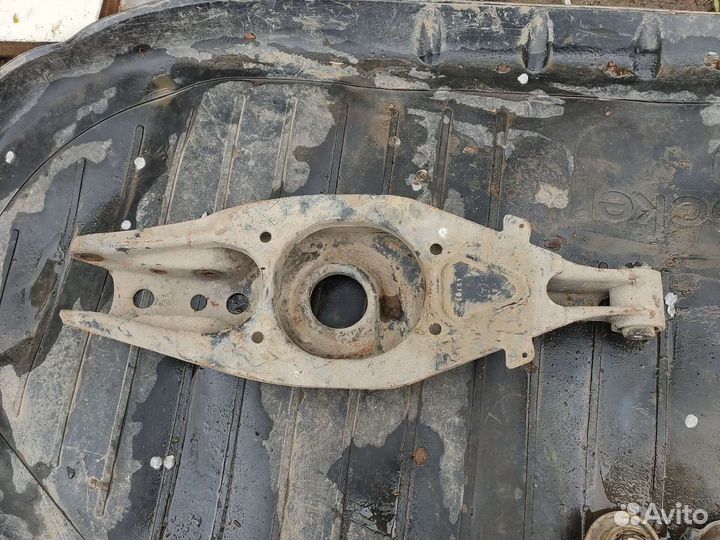 Задний нижний рычаг Мерседес w124