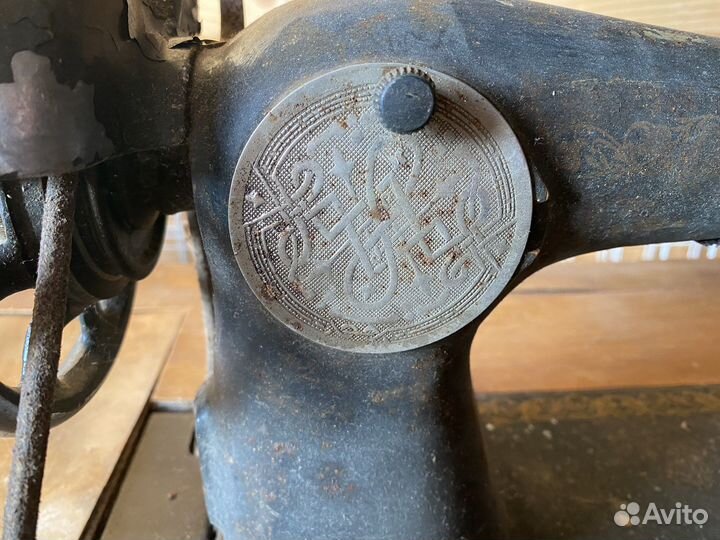 Швейная машина на чугунном подстолье