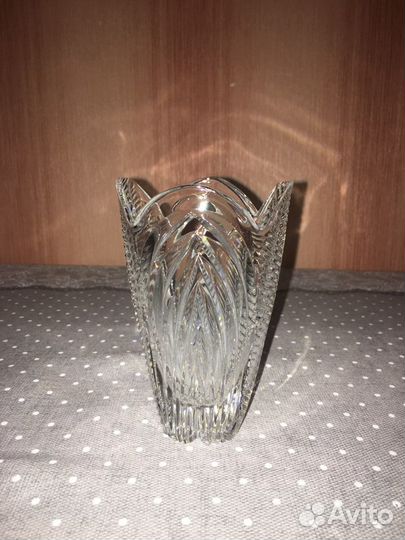 Ваза стеклянная и ваза хрустальная