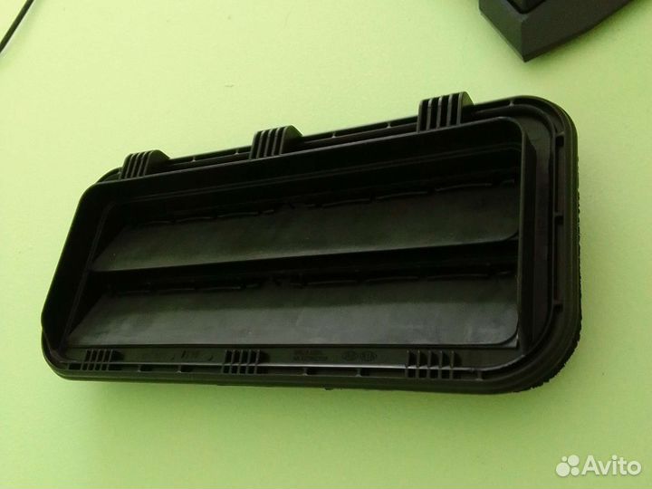 Решетка вентилиционная задняя Kia Rio 4