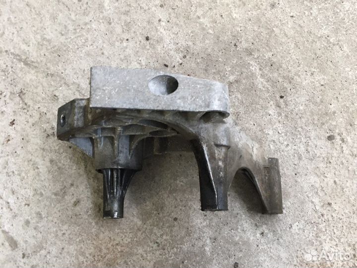 Кронштейн двигателя Skoda Octavia A5 (3313)