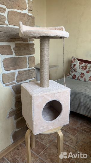 Когтеточка с домиком для кошек