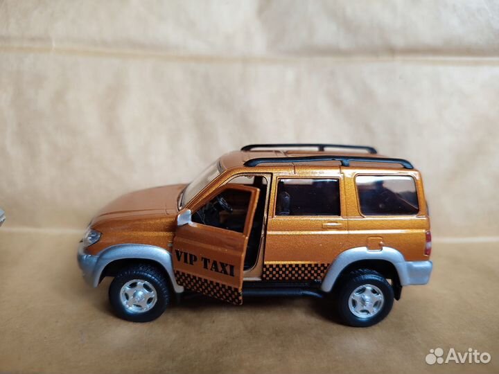 Модель автомобиля UAZ patriot VIP такси 1:43:43