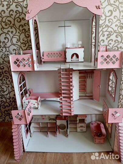 Большой кукольный домик с мебелью