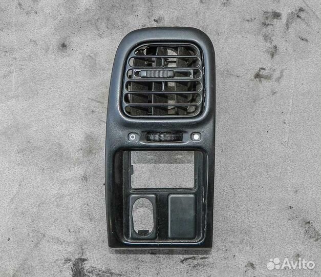 Дефлектор воздушный левый Nissan Primera P10