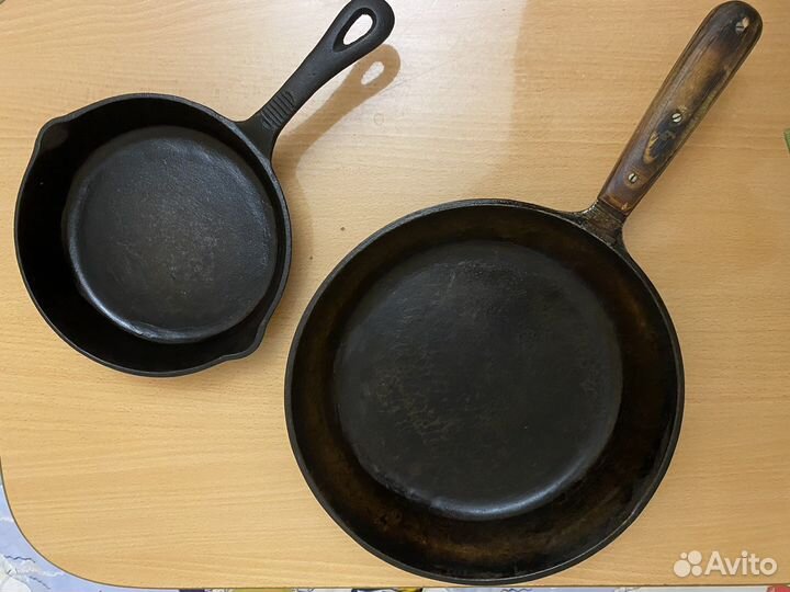 Сковорода на подставке и 2 чугуннные