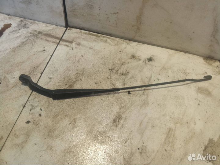 Поводок стеклоочистителя правый правой Rover (R8)