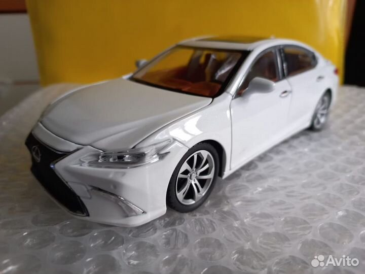 Моделька Lexus LM минивен