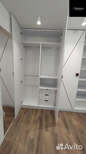 Современный распашной шкаф