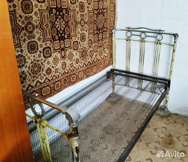 Кровать старинная металлическая и ковер