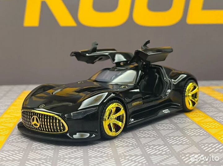 Игрушечная модель автомобиля Mercedes Benz 1/32