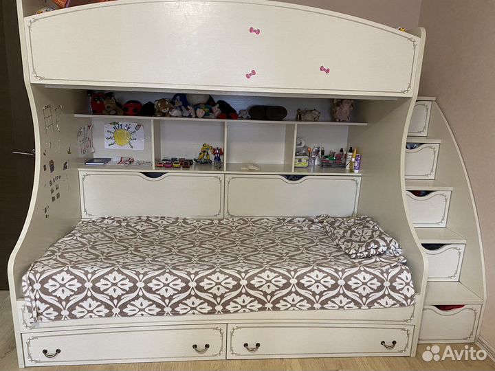 Двухъярусная кровать с лестницей-комодом