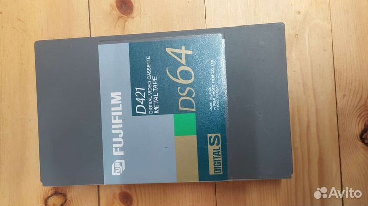 Видеокамера стандарта Digital-S JVC DY-700e