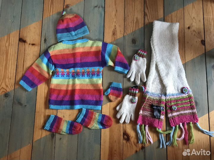 Шарф, перчатки, свитер, носочки, шапка