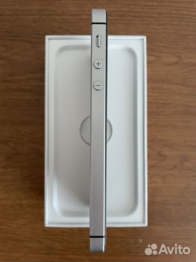 iPhone SE, 64 ГБ