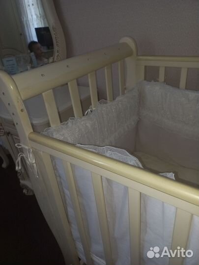 Детская кроватка с маятником и комодом