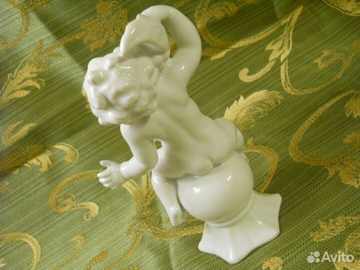 Фарфоровая статуэтка Путто с виноградом (гдр)