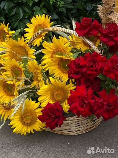 Подсолнухи и ажурные розы в корзине