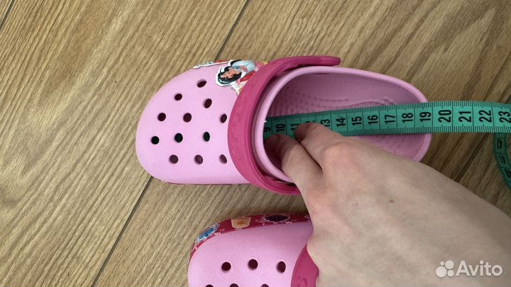 Crocs, сандали adidas, балетки H&M