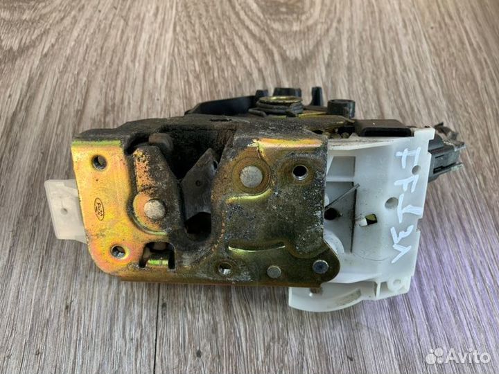 Замок двери задний левый Ford Focus 1 хетчбэк 5-ти