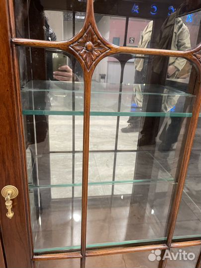 Витрина для посуды из массива резная малая