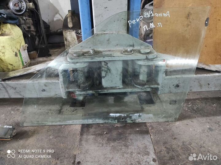 Переднее левое стекло Renault 19
