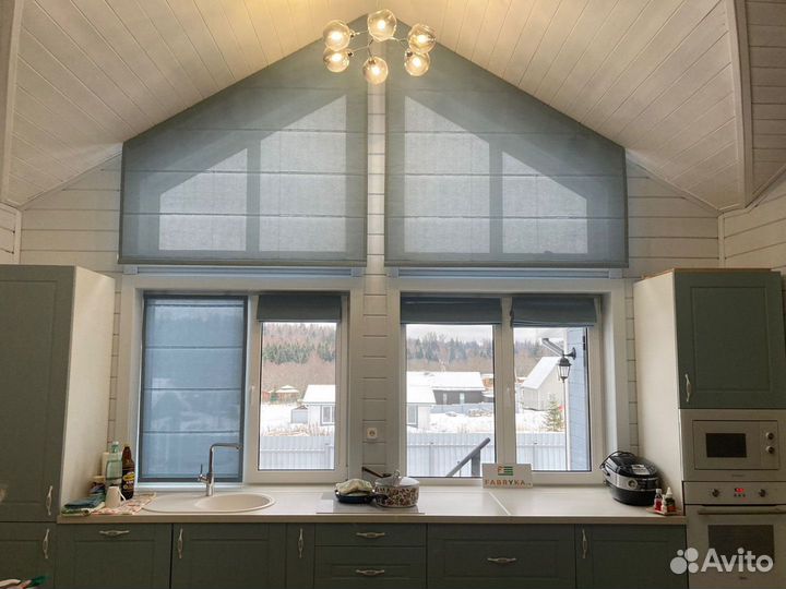 Светлые шторы на косые окна